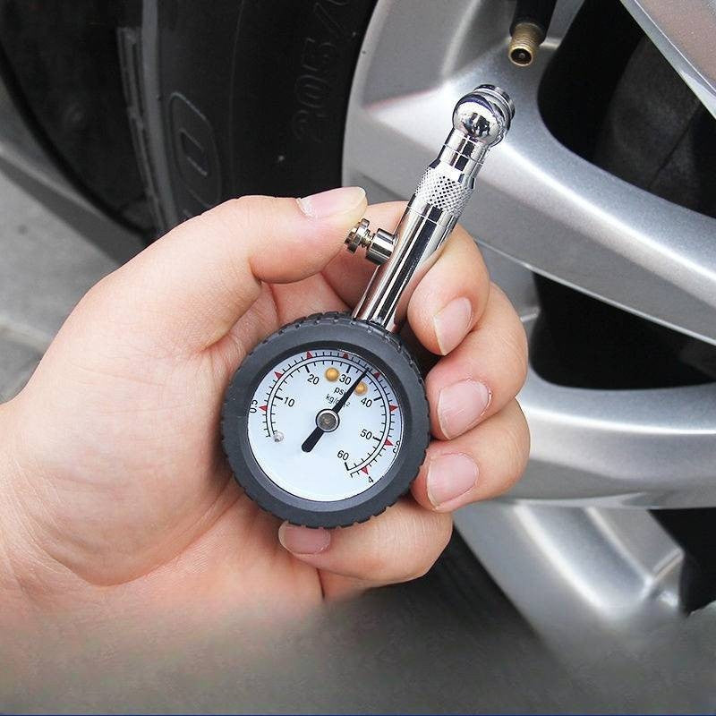 Heavy-Duty Analog Tire Pressure Gauge with Deflator for tire pressure service image 4